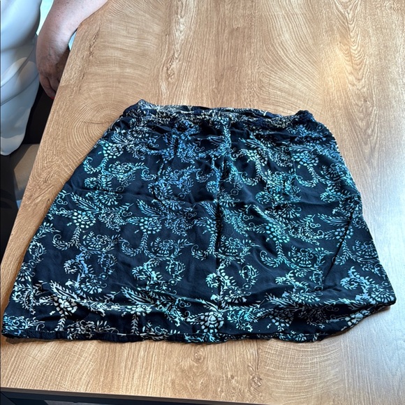 Elegant Black and White Patterned Skirt - Picture 2 of 2